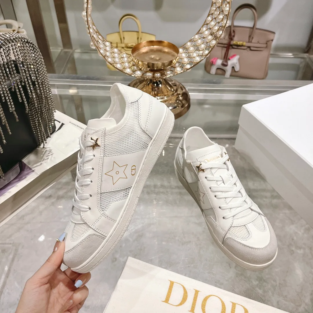 👟👟Ex-factory price 560👟👟Dior2024 new white shoes, Dior Dior Star women's sports shoes, very light summer white shoes. The upper is carefully made of imported suede, decorated with tonal suede panels, metal stars decorate the lace eyelets, and breathable mesh inside. The upper is punched and designed not to stuffy the feet. It is equipped with Christian Dior logo and thin soles. The thick sole is suitable for all seasons! Size: 35-41 (40 and 41 are customized and cannot be returned or exchanged)